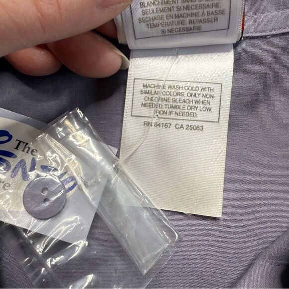 The Disney Store Minnie Mouse Button Down Shirt Disneyland Vacation Women’s XL - Picture 13 of 14